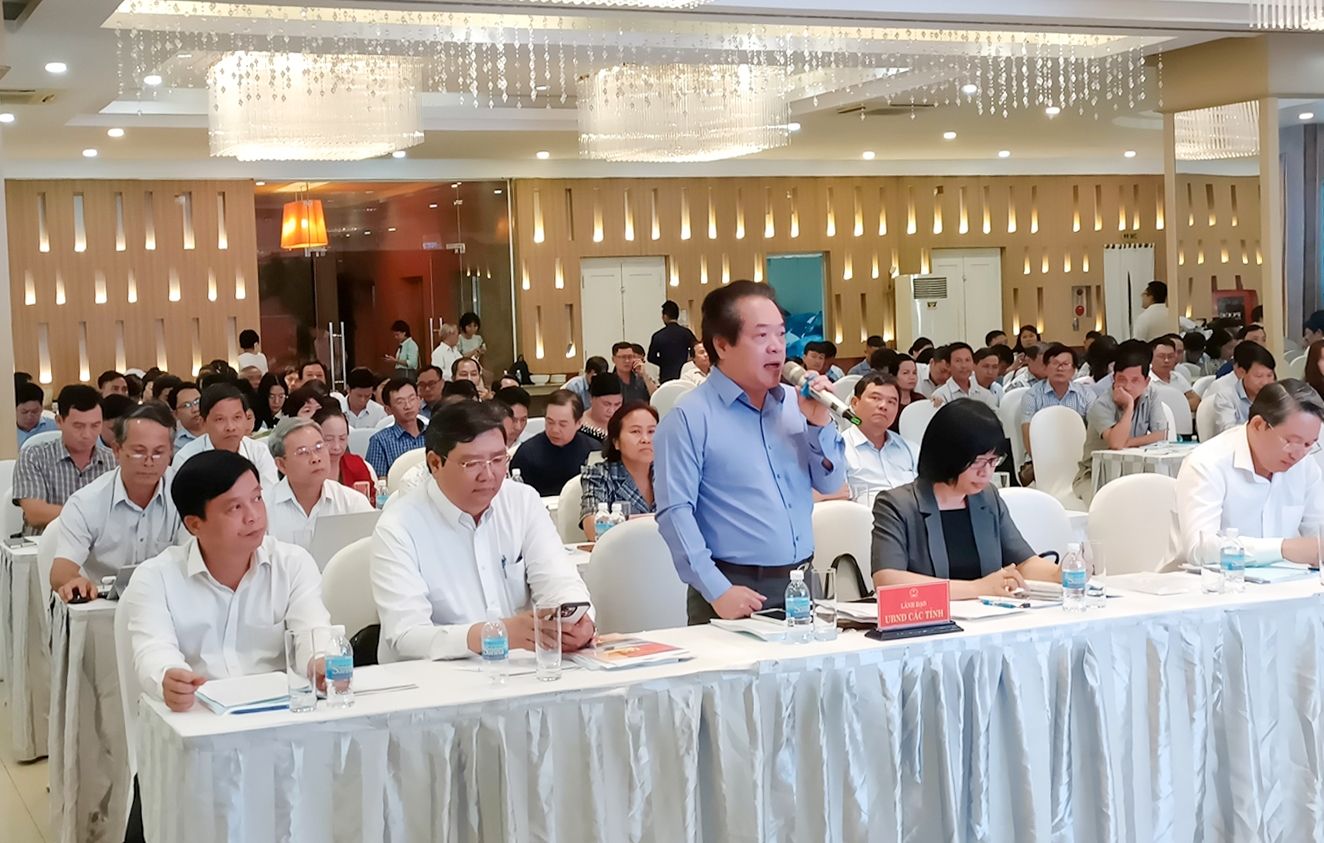Ông Võ Phiên, Phó chủ tịch UBND tỉnh Quảng Ngãi phát biểu ý kiến tại hộ nghị