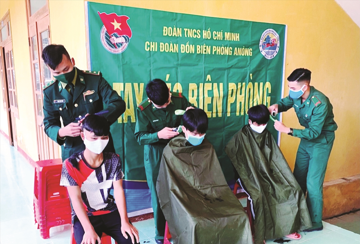 Mô hình “Tay kéo biên phòng” cắt tóc cho các em học sinh DTTS được Đồn Biên phòng A Nông triển khai hơn 3 năm nay.