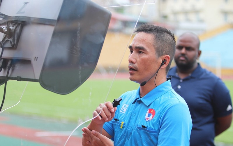 Trọng tài Mai Xuân Hùng thực hành xem lại tình huống dưới sự quan sát của chuyên gia FIFA Bhaveshan Moorghen. (Ảnh: VFF)