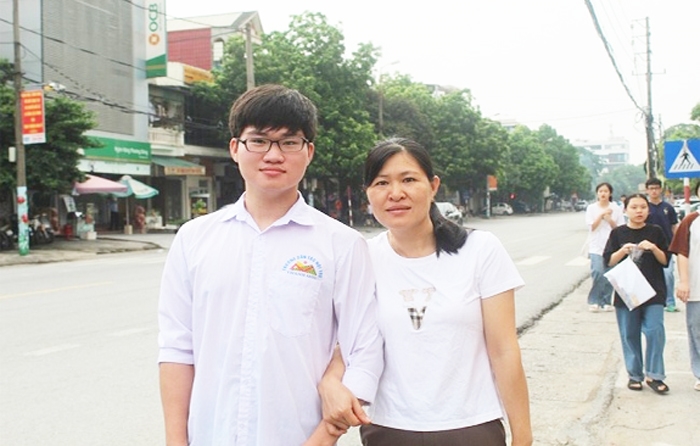 Chị Bùi Thị Hương cùng con trai dự thi tại Trường THPT chuyên Lam Sơn