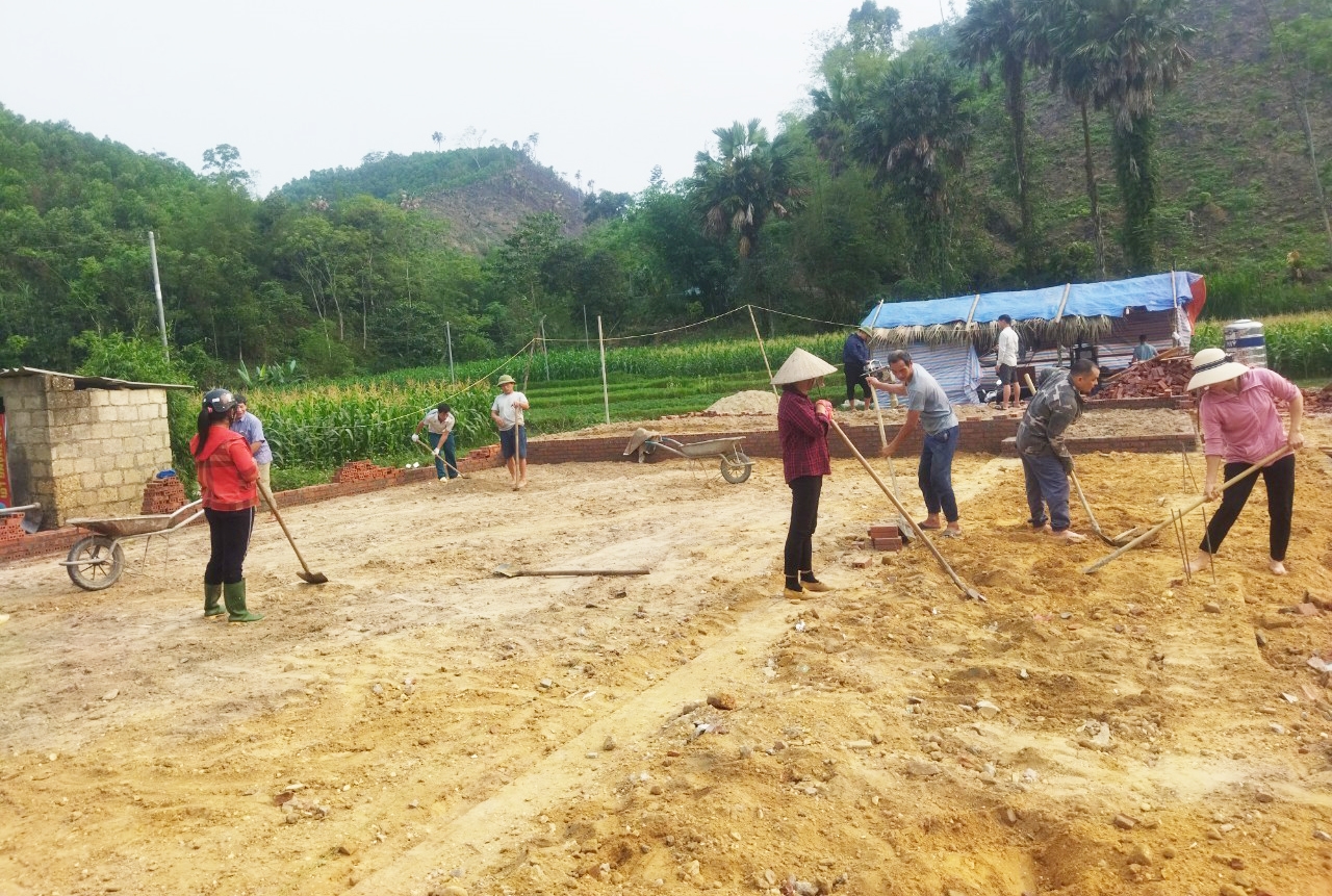 Nhân dân thôn Hùng Dũng tham gia san nền chuẩn bị xây dựng Nhà văn hóa thôn