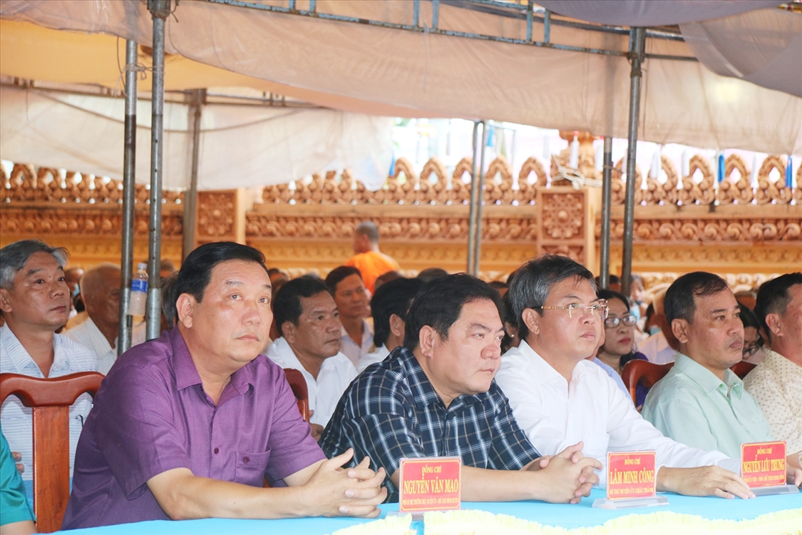Ông Nguyễn Lưu Trung (áo trắng) - Phó Chủ tịch UBND tỉnh Kiên Giang cùng các vị đại biểu cùng ôn lại truyền thống đoàn kết đấu tranh của dân tộc Khmer 
