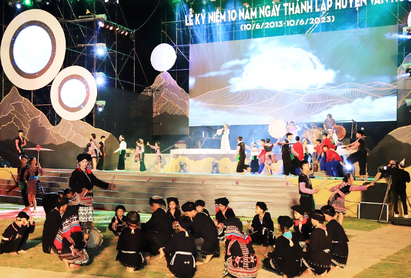 Chương trình nghệ thuật chào mừng kỷ niệm 10 năm thành lập huyện Vân Hồ