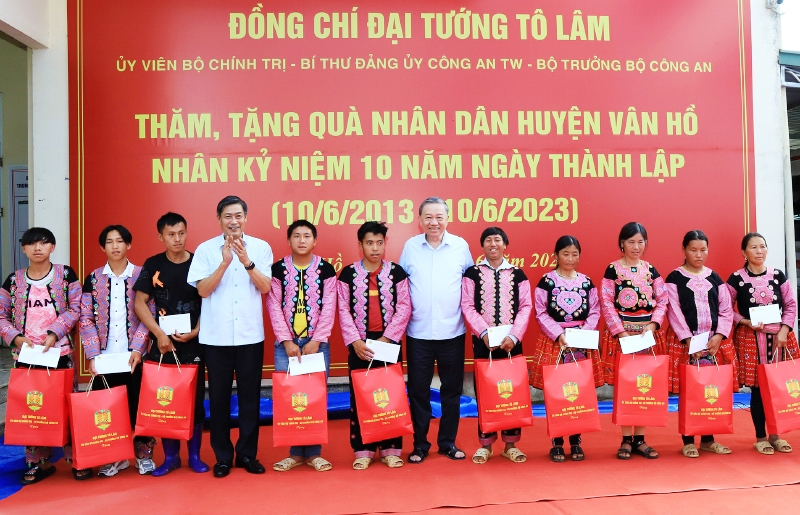 Đại tướng Tô Lâm và Bí thư Tỉnh ủy Sơn La trao 20 suất quà cho các gia đình có hoàn cảnh đặc biệt khó khăn trên địa bàn huyện Vân Hồ