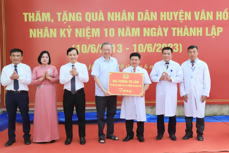 Đại tướng Tô Lâm trao tặng huyện Vân Hồ một chiếc xe cứu thương trị giá trên 1,2 tỷ đồng cho huyện Vân Hồ