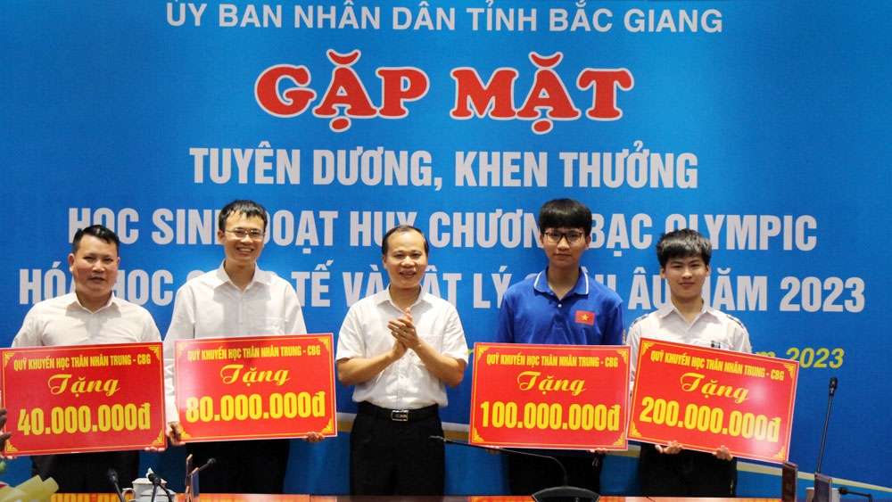 Ông Mai Sơn, Phó Chủ tịch thường trực UBND tỉnh Bắc Giang trao tiền thưởng từ Quỹ Thân Nhân Trung cho học sinh và các thầy giáo.
