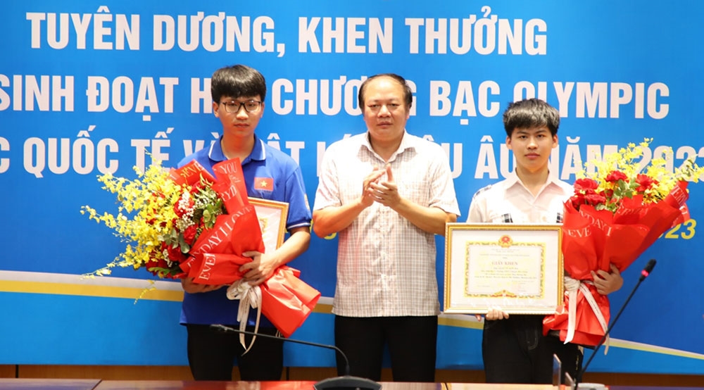 Ông Tạ Việt Hùng, Giám đốc Sở Giáo dục và Đào tạo tỉnh Bắc Giang trao Giấy khen cho hai em học sinh đoạt giải
