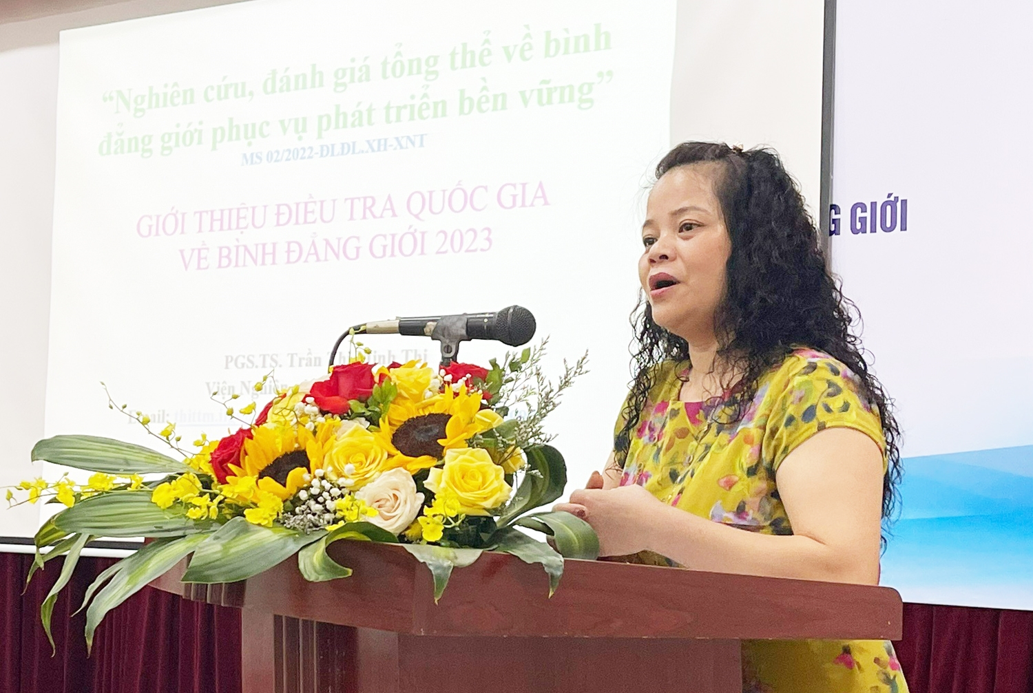 PGs.Ts. Trần Thị Minh Thi - Viện Nghiên cứu Gia đình và Giới, Ban Chủ nhiệm Đề tài trình bày báo cáo tại Hội thảo