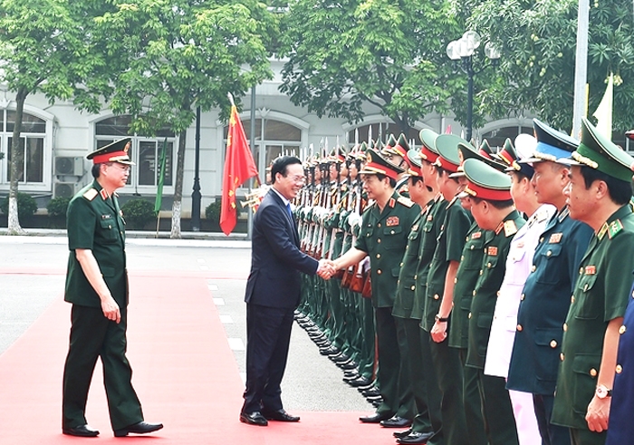 Chủ tịch nước Võ Văn Thưởng thăm, làm việc tại Cục Cứu hộ - Cứu nạn, Bộ Tổng Tham mưu Quân đội nhân dân Việt Nam - Ảnh: VGP/Hải Minh