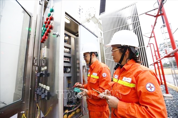 Cán bộ Công ty Điện lực Hà Nội kiểm tra thiết bị trạm biến áp 220 Kv Xuân Mai, Hà Nội. Ảnh: TTXVN