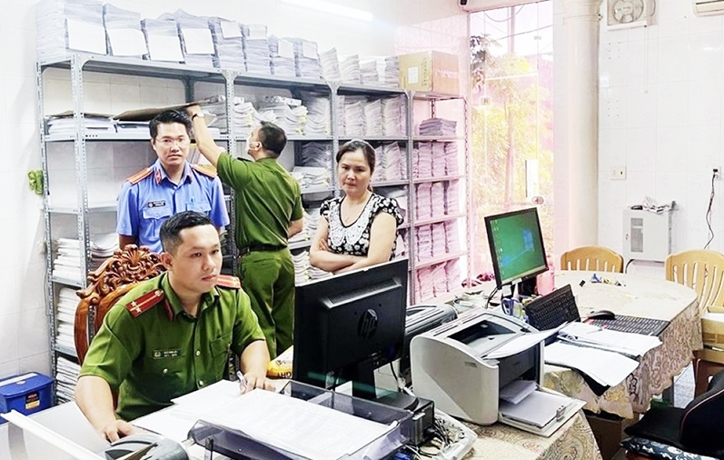 Lực lượng chức năng đang khám xét một cơ sở y tế tại Tp. Biên Hòa vào ngày 30/5 (Ảnh: Công an Đồng Nai cung cấp)