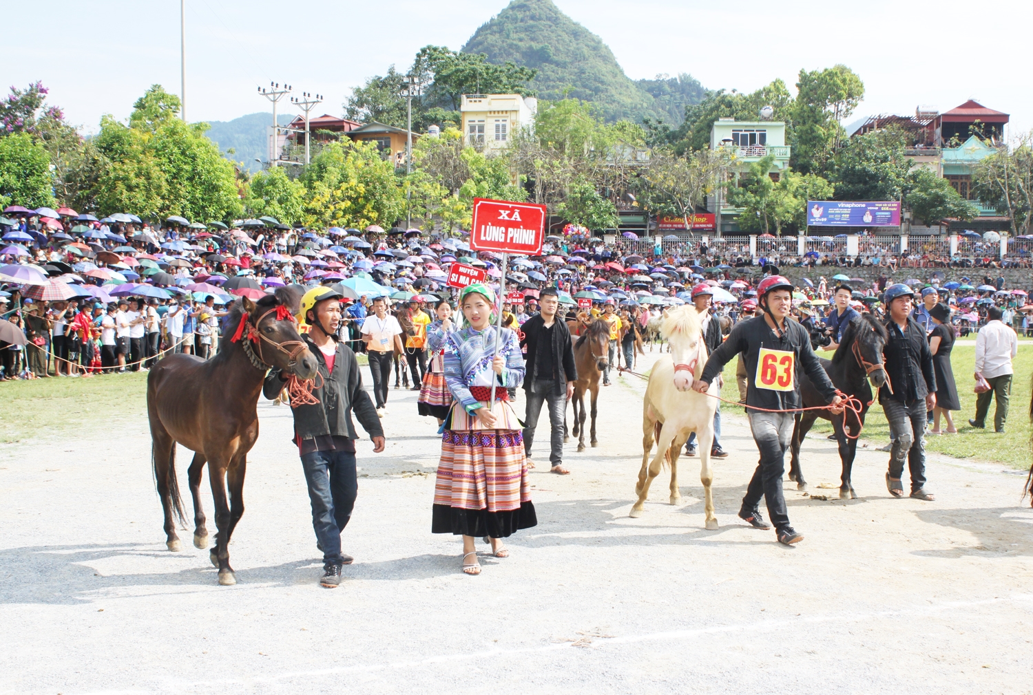 Các nài ngựa diễu hành trước cuộc đua