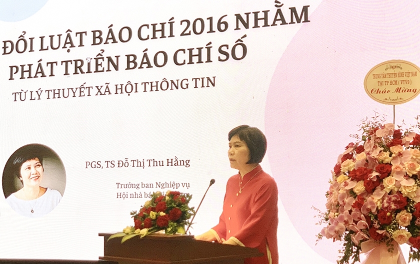 PGs.Ts. Đỗ Thị Thu Hằng - Trưởng ban nghiệp vụ Hội Nhà báo Việt Nam tham gia trình bày tham luận tại Hội thảo