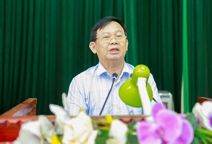 Đại diện lãnh đạo Ban Dân tộc tỉnh báo cáo kết quả thực hiện Chương trình phát triển kinh tế - xã hội khu vực miền núi Thanh Hóa giai đoạn 2021 - 2025