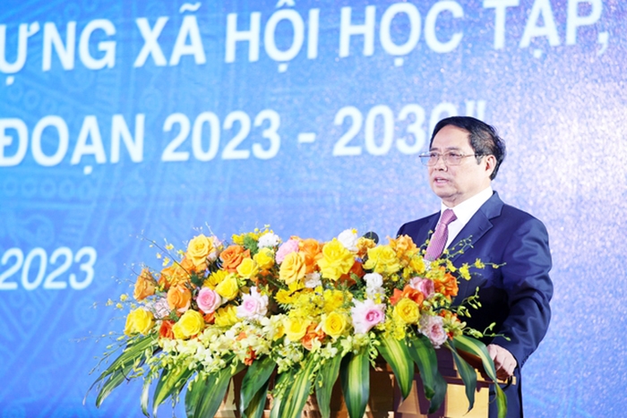 Thủ tướng Phạm Minh Chính phát biểu tại Lễ phát động Phong trào "Cả nước thi đua xây dựng xã hội học tập, đẩy mạnh học tập suốt đời giai đoạn 2023 - 2030". (Ảnh: VGP/Nhật Bắc)