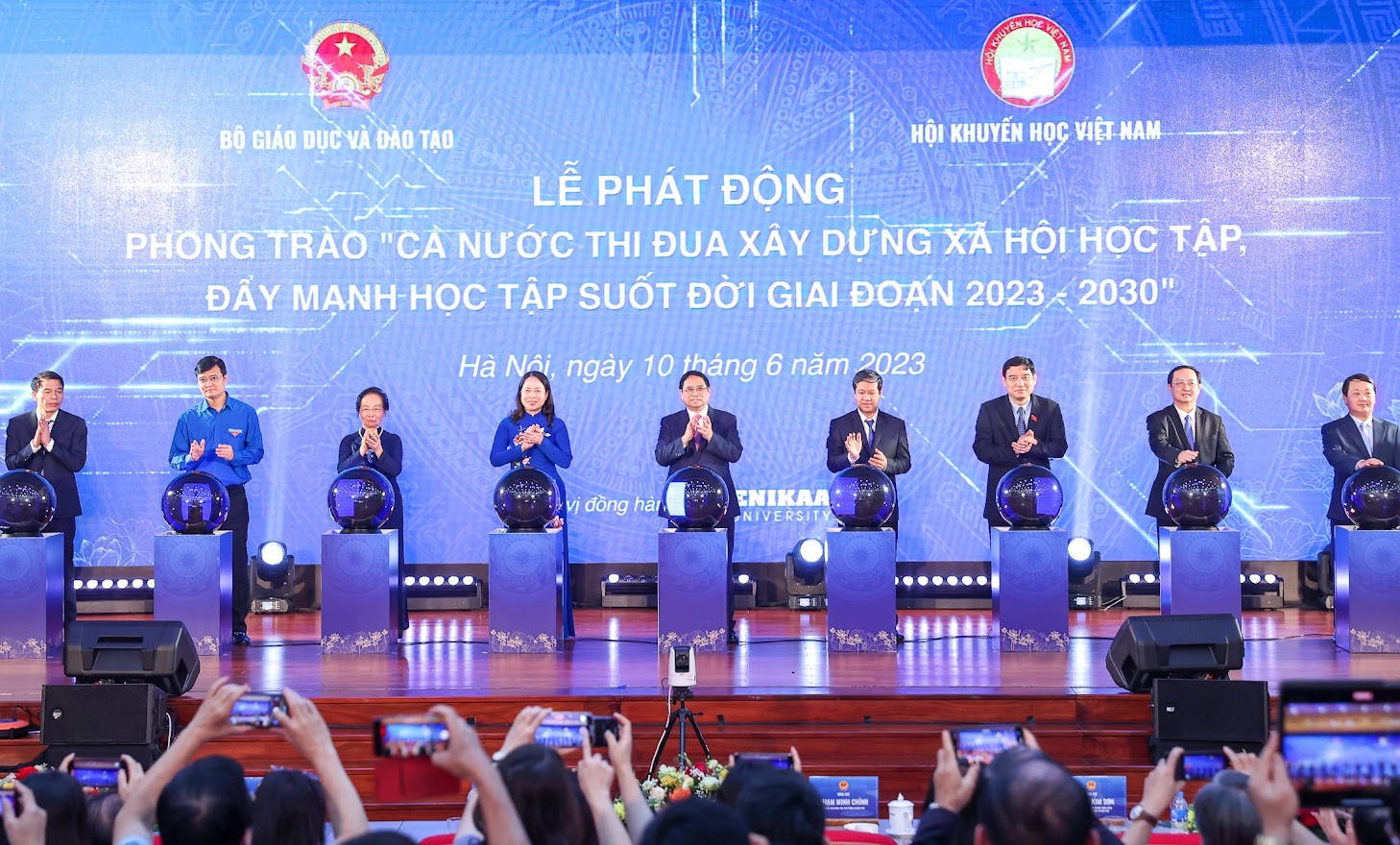 Thủ tướng Phạm Minh Chính và các đại biểu thực hiện nghi thức phát động Phong trào "Cả nước thi đua xây dựng xã hội học tập, đẩy mạnh học tập suốt đời giai đoạn 2023-2030" - Ảnh: VGP/Nhật Bắc
