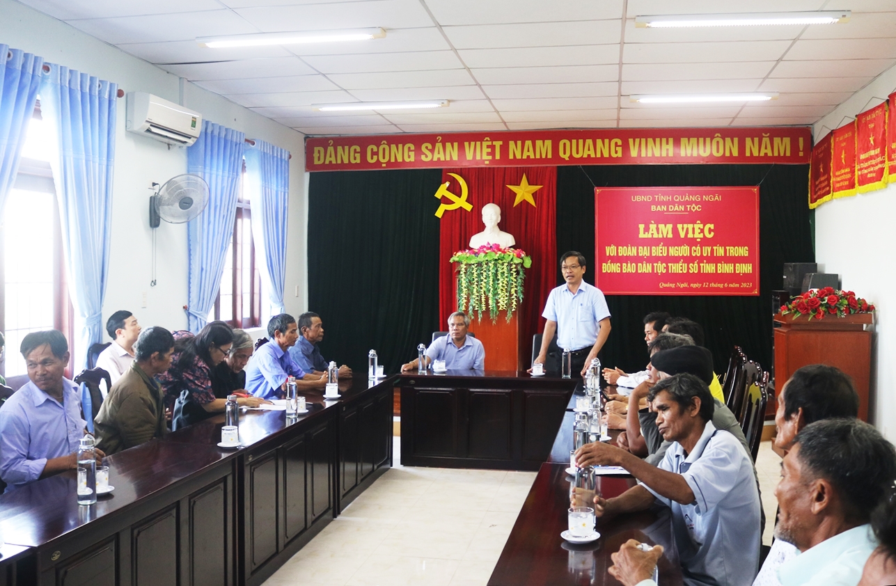 Ông Trần Văn Mẫn - Trưởng Ban Dân tộc tỉnh Quảng Ngãi phát biểu tại buổi làm việc với Đoàn công tác Ban Dân tộc tỉnh Bình Định
