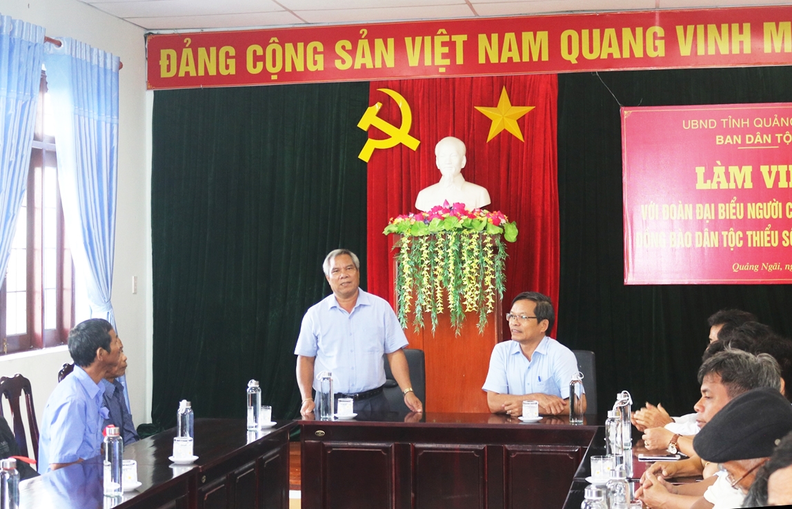 Ông Đinh Văn Lung - Trưởng Ban Dân tộc tỉnh Bình Định phát biểu tại buổi làm việc với Ban Dân tộc tỉnh Quảng Ngãi