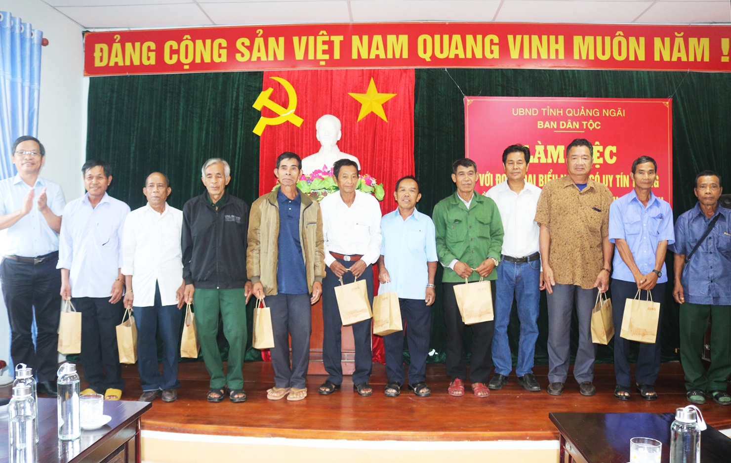 Ông Trần Văn Mẫn (bìa trái) - Trưởng Ban Dân tộc tỉnh Quảng Ngãi tặng quà cho đại biểu Người có uy tín tỉnh Bình Định