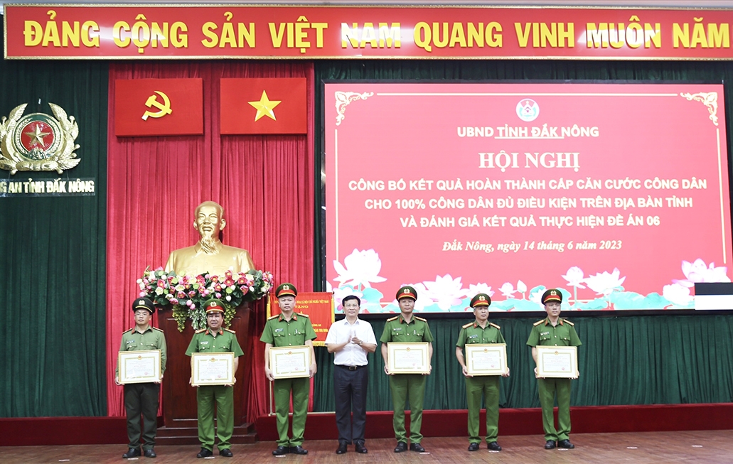 Phó Bí thư Tỉnh ủy, Chủ tịch UBND tỉnh Đắk Nông Hồ Văn Mười trao Bằng khen cho các tập thể, cá nhân