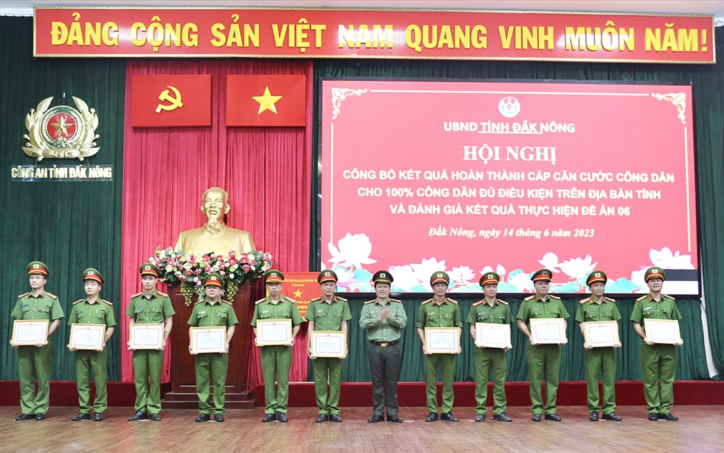 Đại tá Bùi Quang Thanh - Giám đốc Công an tỉnh trao Giấy khen cho các tập thể
