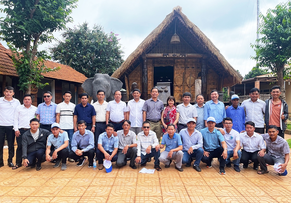 Đoàn công tác chụp ảnh lưu niệm tại Khu du lịch sinh thái Ako Ea, Tp. Buôn Ma Thuột, tỉnh Đắk Lắk 