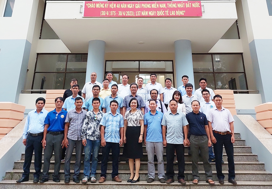 Đoàn công tác chụp ảnh lưu niệm tại trụ sở Vụ Công tác Dân tộc địa phương (Ủy ban Dân tộc) tại Tp. Buôn Ma Thuột, tỉnh Đắk Lắk