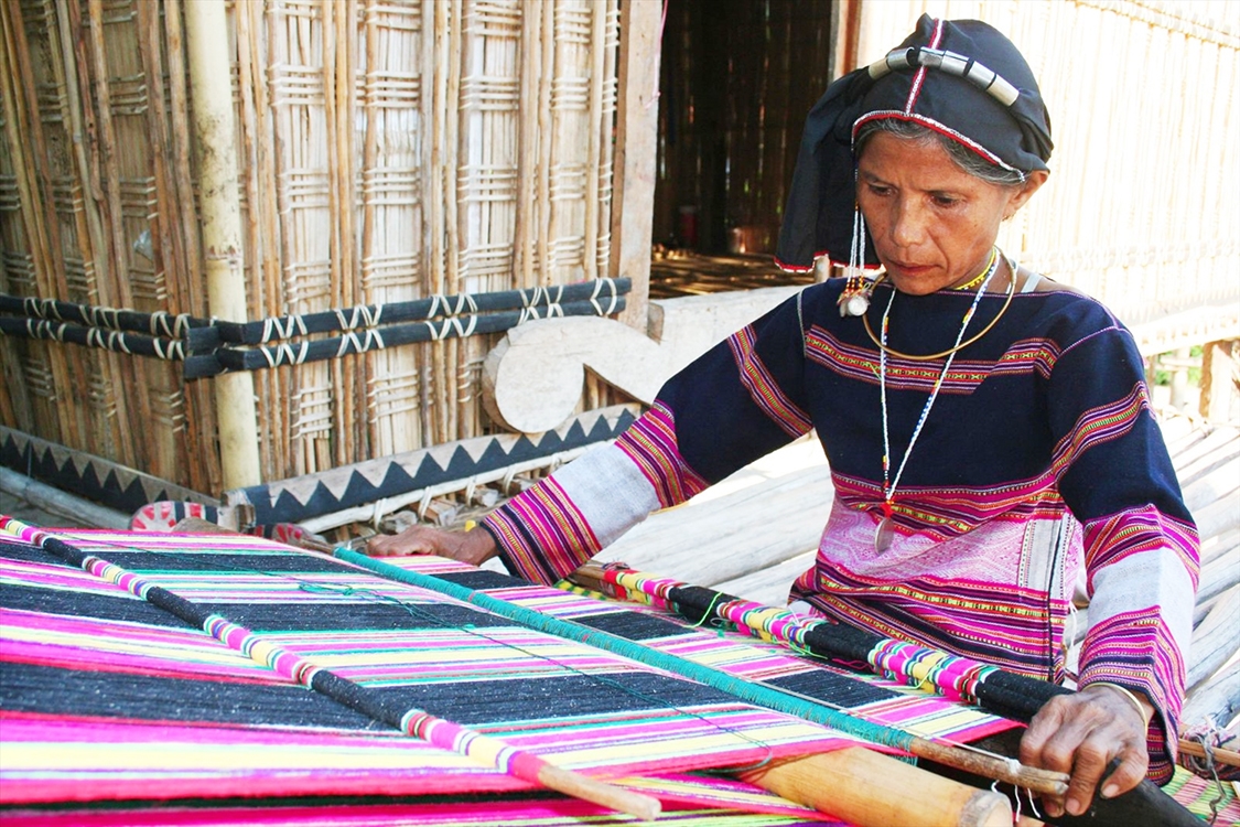 Dệt thổ cẩm là một trong những nghề truyền thống lâu đời của đồng bào dân tộc Ba Na ở Vĩnh Thạnh