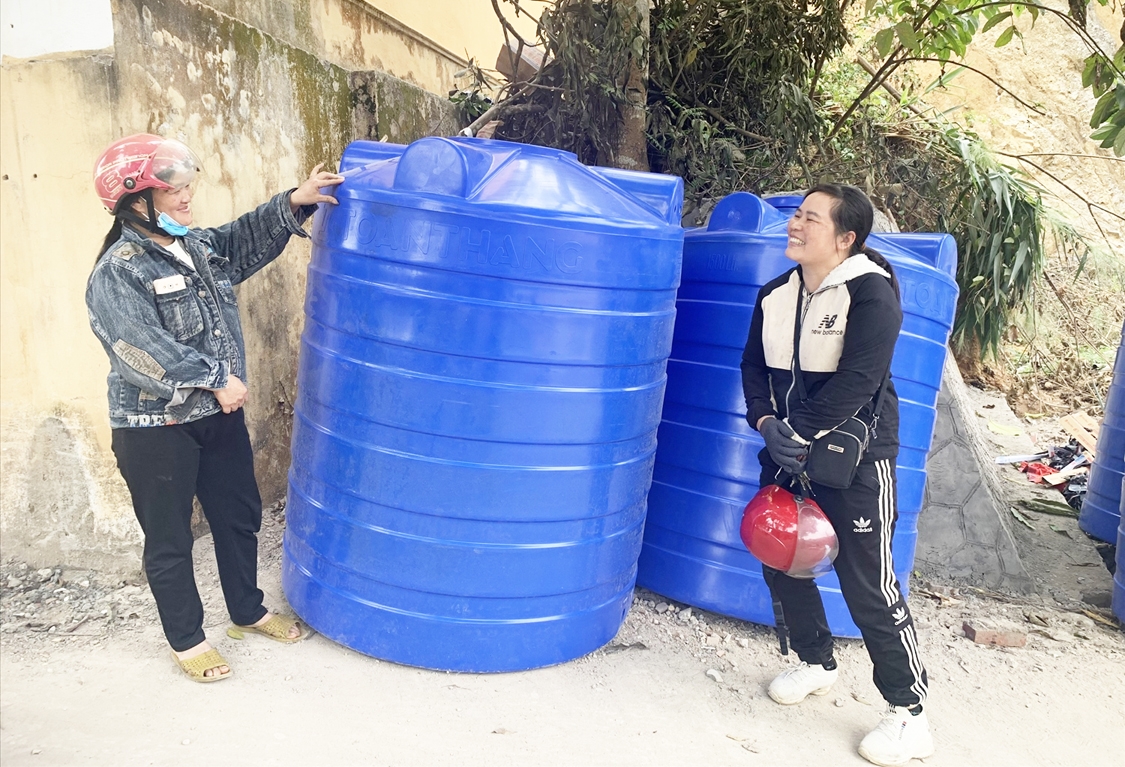 Người dân xã Hiền Lương (Đà Bắc) được hỗ trợ téc nước