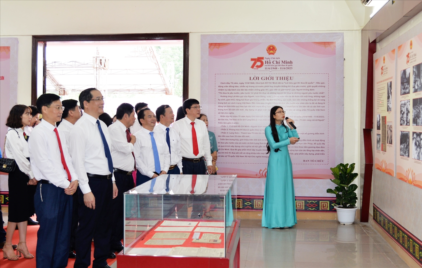 Lãnh đạo tỉnh Lạng Sơn cùng các đại biểu tham quan các khu trưng bày