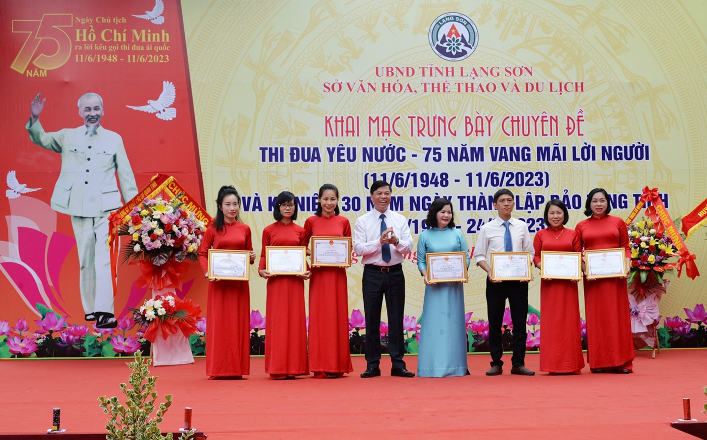 Các cá nhân có thành tích xuất sắc được nhận Giấy khen của Giasm đốc Sở Văn hóa Thể Thao Du lịch tỉnh Lạng Sơn