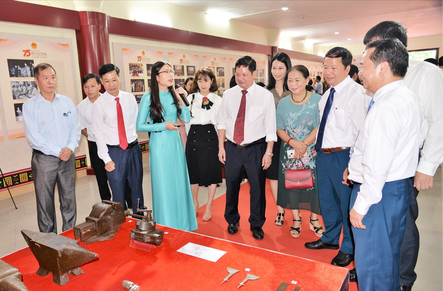 Thuyết minh viên Bảo tàng tỉnh Lạng Sơn giới thiệu ý nghĩa hiện vật cho các đại biểu tại gian trưng bày