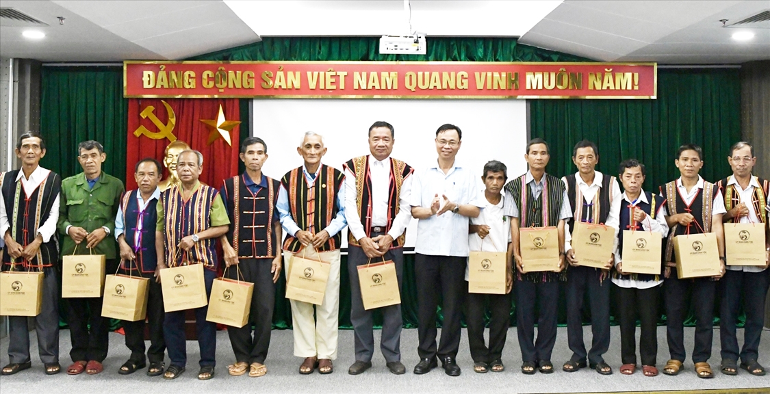 Vụ trưởng Vụ Dân tộc thiểu số Lưu Xuân Thủy đã tặng quà của UBDT cho đại biểu Người có uy tín trong đồng bào DTTS tỉnh Bình Định