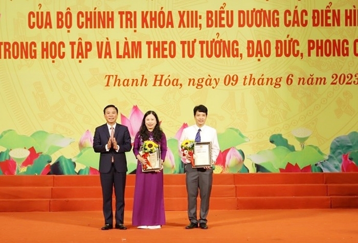 Ông Đỗ Trọng Hưng - Ủy viên Trung ương Đảng, Bí thư Tỉnh ủy, Chủ tịch HĐND tỉnh trao chứng nhận cho tác giả đoạt giải A