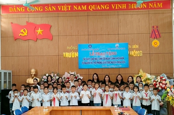 40 học sinh có hoàn cảnh khó khăn tại Trường Tiểu học Thanh Luông được chương trình trao tặng thẻ BHYT HSSV (Ảnh: Quốc Thắng)
