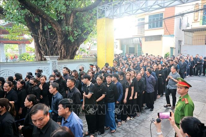 Nhân dân tập trung tại quê nhà Tổng Bí thư Nguyễn Phú Trọng - làng Lại Đà, xã Đông Hội, huyện Đông Anh, thành phố Hà Nội chuẩn bị vào viếng. Ảnh: TTXVN