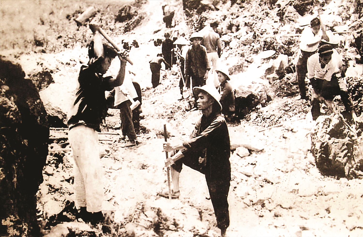 Thanh niên xung phong tay đục, tay choòng phá đá mở đường Hạnh Phúc. Ảnh: Bảo tàng lịch sử Hà Giang
