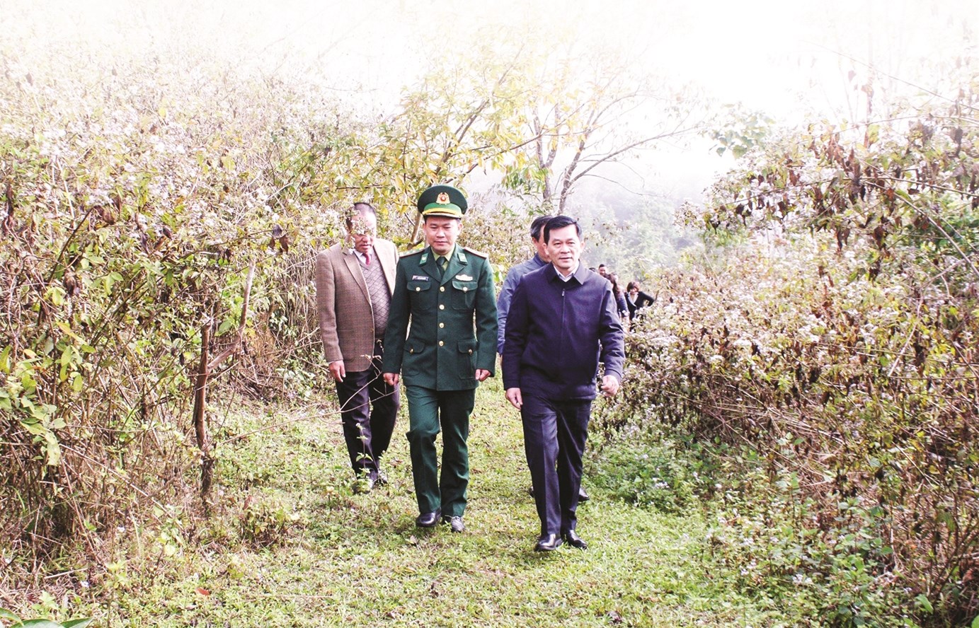 Bí thư Đảng uỷ, Thứ trưởng, Phó Chủ nhiệm UBDT Nông Quốc Tuấn đến thăm cột mốc biên giới tại A Pa Chải, tỉnh Điện Biên. (Ảnh chụp năm 2023)