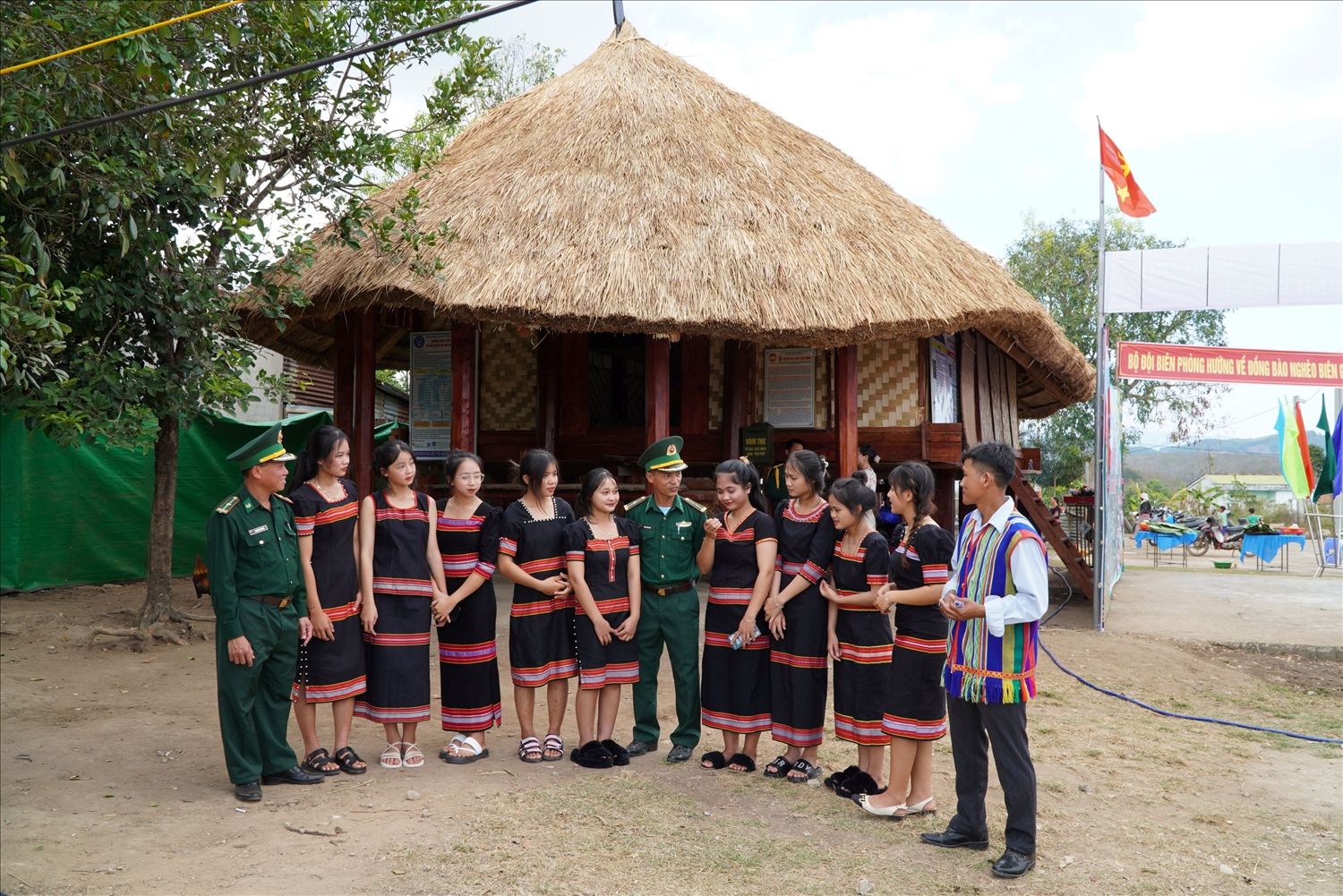  Đồng bào Gié Triêng ở thôn Nông Kon, xã Đăk Dục, huyện Ngọc Hồi, tỉnh Kon Tum phấn khởi trong ngày khánh thành Nhà rông mới
