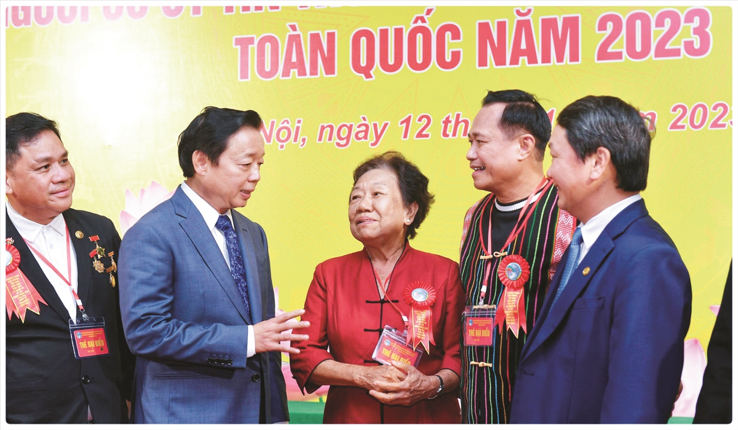 Phó Thủ tướng Chính phủ Trần Hồng Hà và Bộ trưởng, Chủ nhiệm Ủy ban Dân tộc Hầu A Lềnh với các đại biểu tại Hội nghị Biểu dương, tôn vinh điển hình tiên tiến là Người có uy tín trong đồng bào DTTS toàn quốc năm 2023