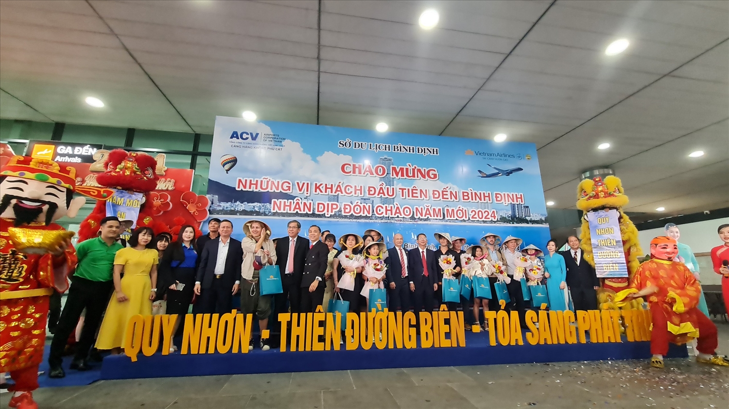 Chào mừng những vị khách đầu tiên đến Bình Định năm 2024