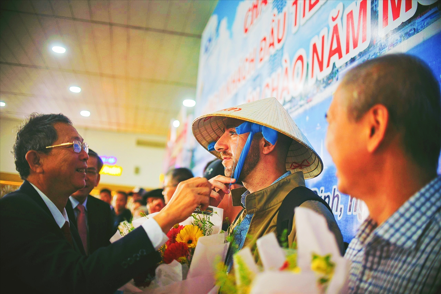 Ông Trần Văn Thanh, Giám đốc Sở Du lịch Bình Định, tặng nón lá truyền thống cho những vị khách nước ngoài đầu tiên đến Bình Định năm 2024
