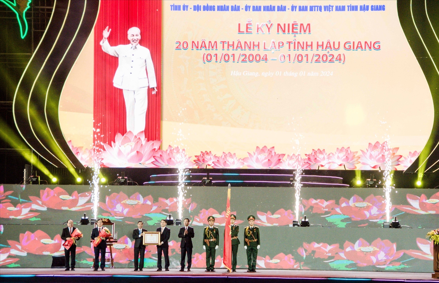 Chủ tịch nước Võ Văn Thưởng trao Huân chương Lao động hạng Nhất cho Đảng bộ, chính quyền và Nhân dân tỉnh Hậu Giang 