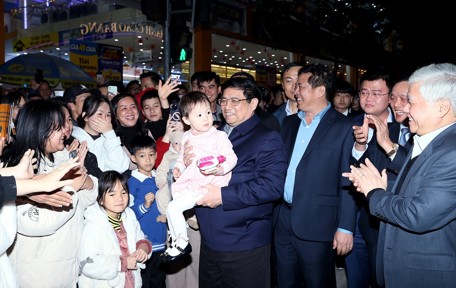 Nhân dân tỉnh Cao Bằng vui mừng khi được cùng Thủ tướng Phạm Minh Chính chào mừng năm mới
