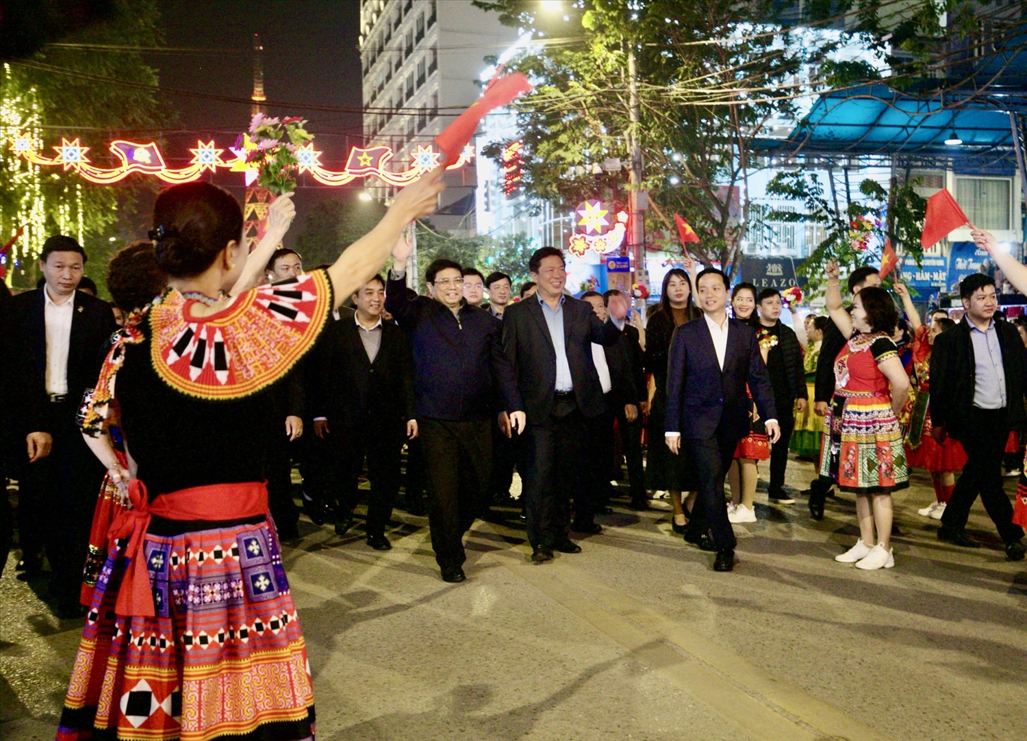 Thủ tướng tham quan không gian văn hóa Phố đi bộ Kim Đồng - Ảnh: VGP/Nhật Bắc