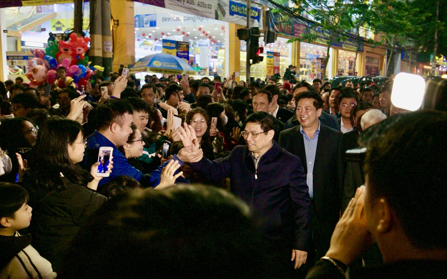 (Dẫn nguồn) Chùm ảnh: Thủ tướng cùng Nhân dân tỉnh biên giới Cao Bằng đón năm mới 2024 4
