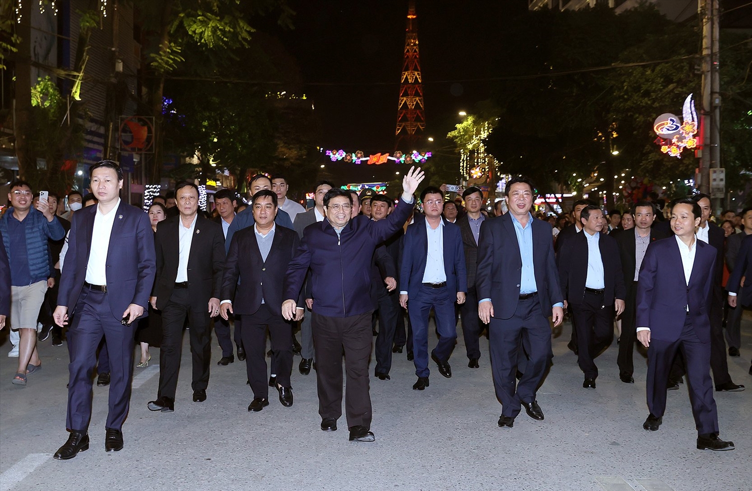 Thủ tướng Phạm Minh Chính đến không gian văn hóa Phố đi bộ Kim Đồng cùng nhân dân tỉnh biên giới Cao Bằng chào mừng năm mới 2024 - Ảnh: VGP/Nhật Bắc