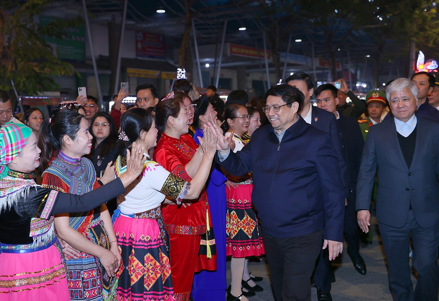 (Dẫn nguồn) Chùm ảnh: Thủ tướng cùng Nhân dân tỉnh biên giới Cao Bằng đón năm mới 2024 1
