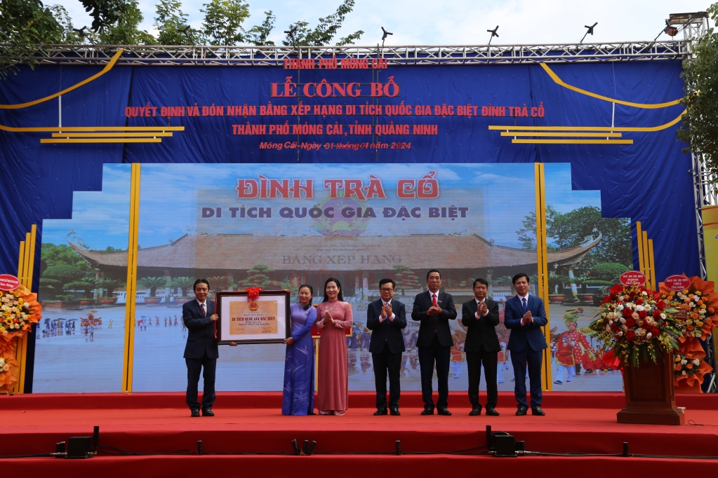  Phó Cục trưởng Cục Di sản Văn hóa Việt Nam Nông Quốc Thành trao Quyết định và Bằng xếp hạng Di tích quốc gia đặc biệt đình Trà Cổ cho lãnh đạo tỉnh Quảng Ninh và TP Móng Cái