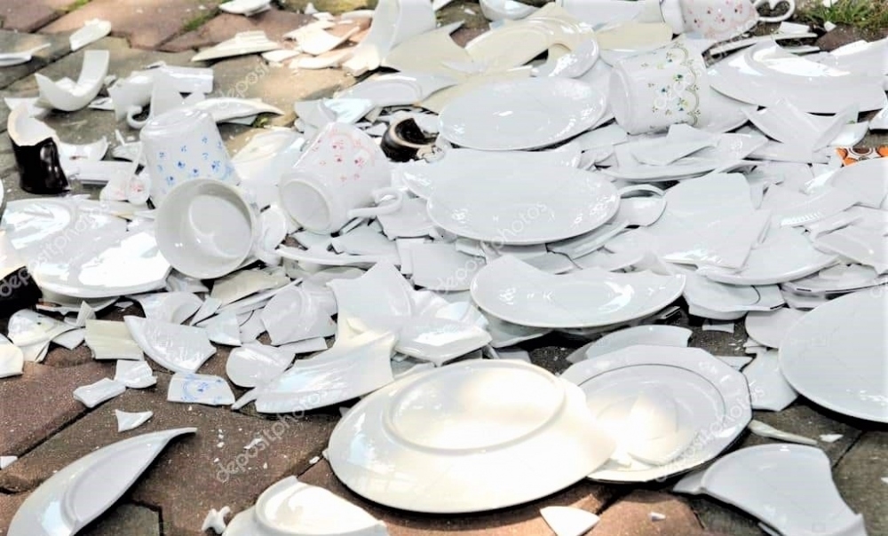 Ở Đan Mạch, người ta quan niệm nhiều đồ sành sứ bị đập vỡ trước cửa nhà đêm giao thừa là điều may mắn. (Ảnh: bigseventravel.com)